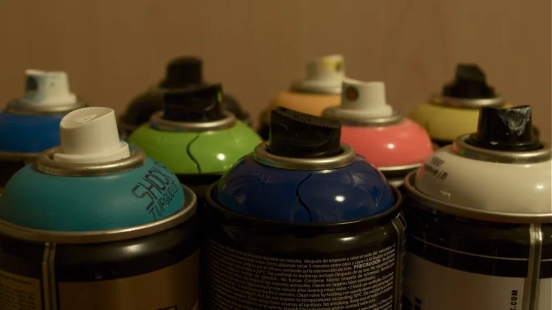 Latas de aerossol em cores variadas, imagem ilustrativa do formato spray.