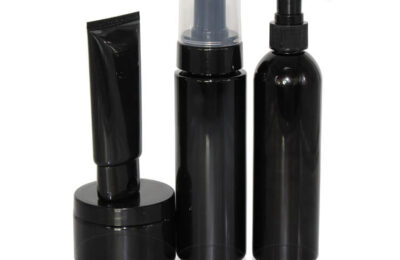 Imagem ilustrativa de frascos cosméticos com diferentes sistemas de fechamento e dispensação.