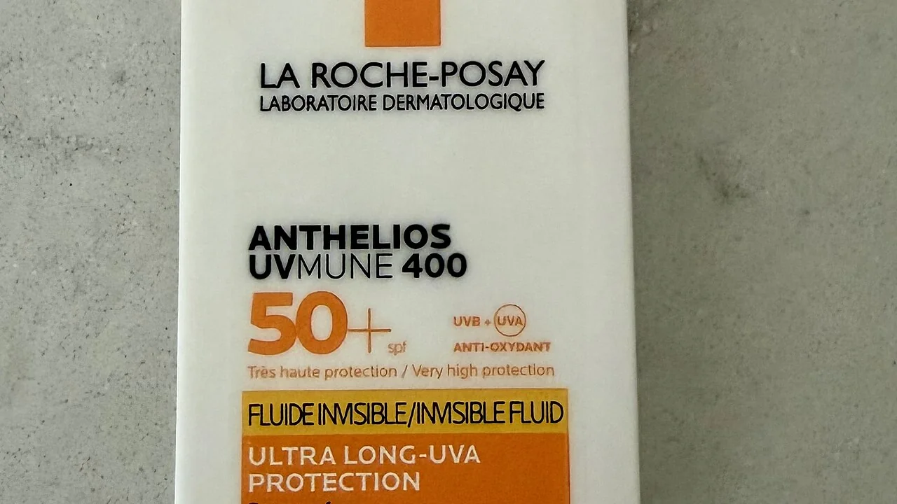 Frasco de protetor solar La Roche-Posay Anthelios mostrado como exemplo visual