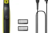 Aparador Philips OneBlade QP2724/10 com lâmina, dois pentes visíveis e cabo USB
