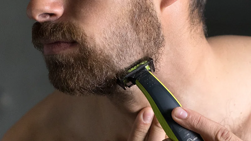 Aparador elétrico Philips OneBlade sendo usado para contornar a barba