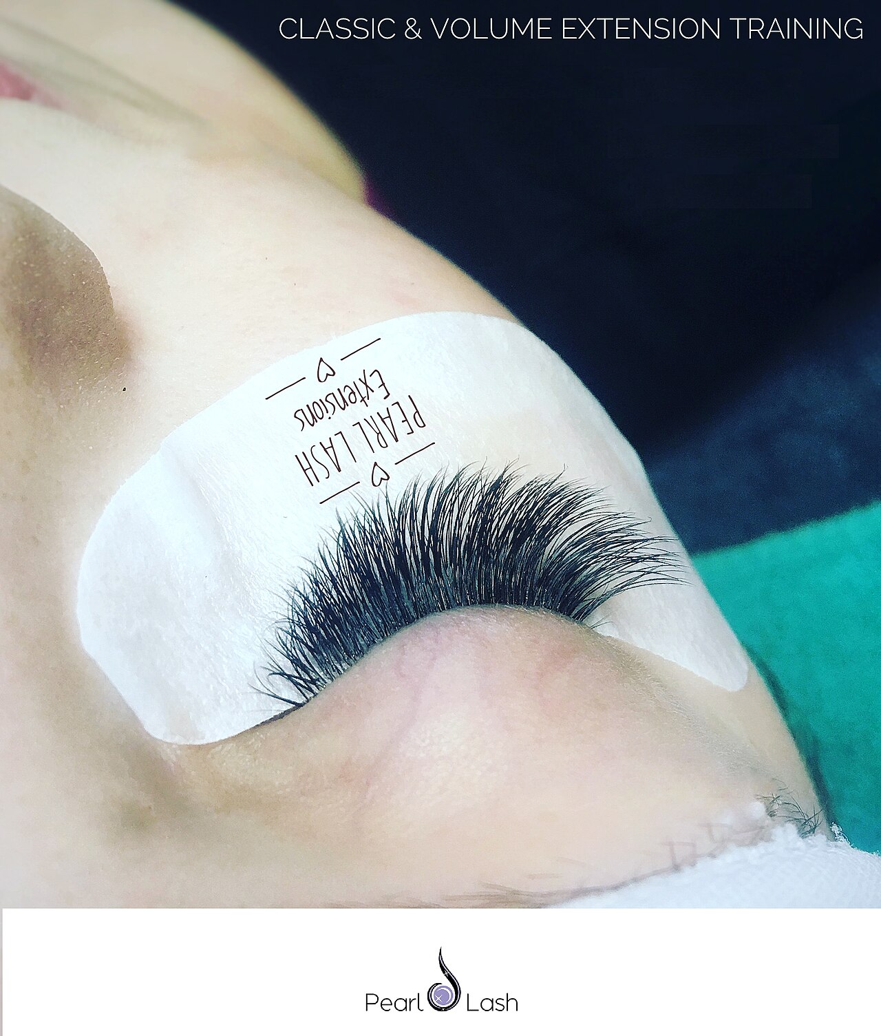 Close de uma aplicação de extensão de cílios com proteção sob os olhos