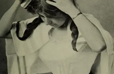 Shampoo a seco sendo aplicado no couro cabeludo em ilustração histórica