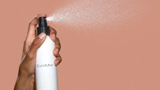 Pessoa acionando frasco EuroMist e formando uma névoa de spray