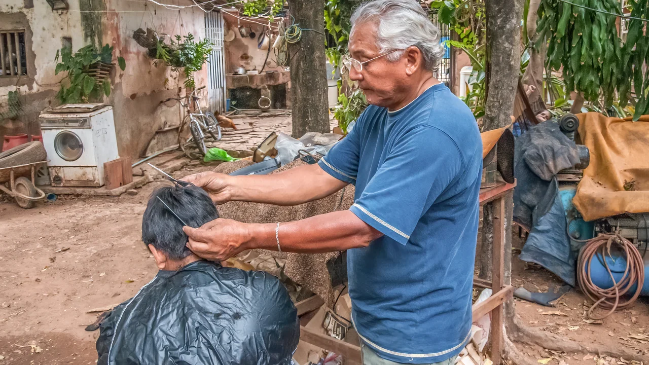profissional realizando corte de cabelo em atendimento, imagem ilustrativa de serviço de salão