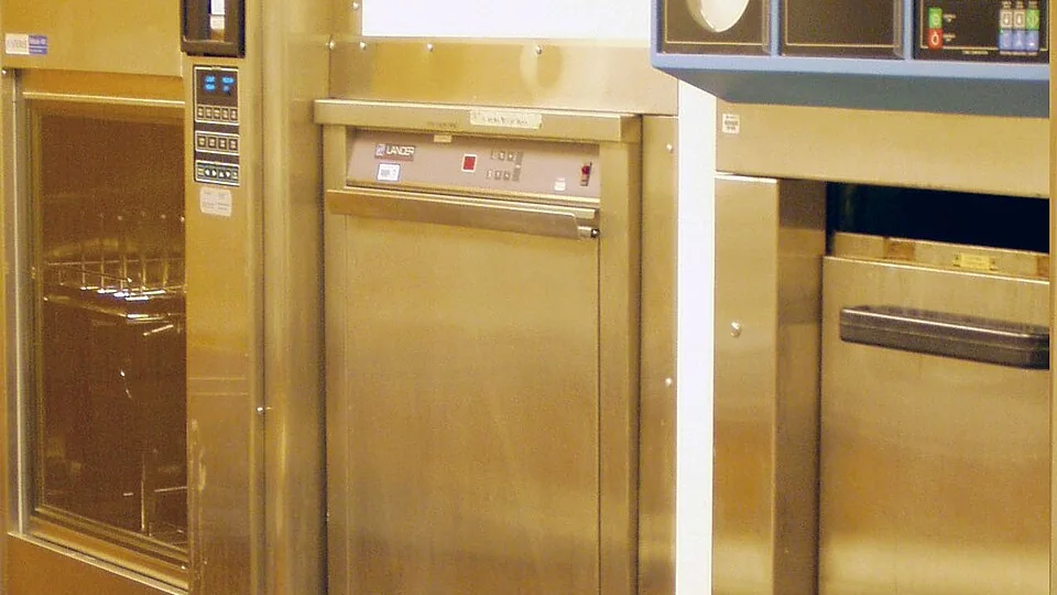Autoclave industrial em central de esterilização, imagem ilustrativa