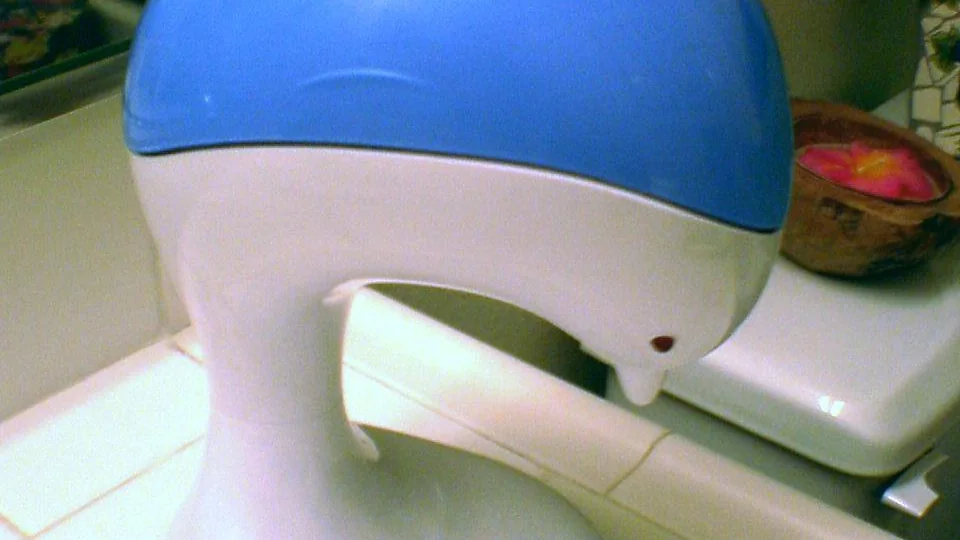 Dispenser automático de sabonete para ilustrar a escolha de equipamentos de higiene em um espaço de beleza