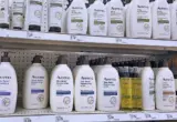 Frascos de loções corporais em uma prateleira de produtos para cuidados com a pele