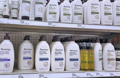 Frascos de loções corporais em uma prateleira de produtos para cuidados com a pele