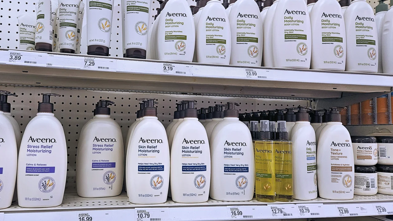 Frascos de loções corporais em uma prateleira de produtos para cuidados com a pele