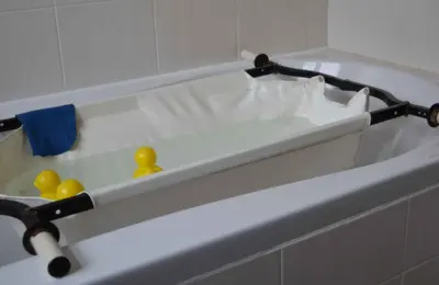 Imagem ilustrativa de uma estrutura de banho infantil com suporte e água