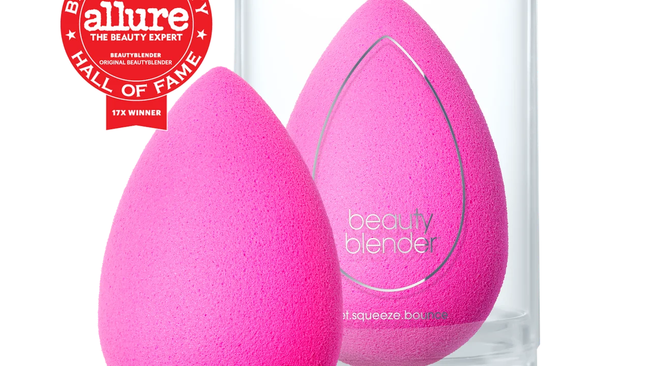 Duas esponjas de maquiagem Beautyblender cor-de-rosa em um suporte transparente