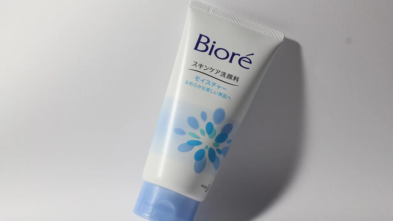 Produto de limpeza facial Biore em embalagem azul e branca, usado como ilustração de sabonete facial.