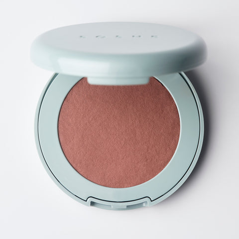 Blurring Pillow Bronzer da SOSHE Beauty em compacto azul-claro com produto bronzeador