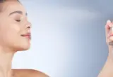 Imagem de pessoa aplicando bruma facial no rosto