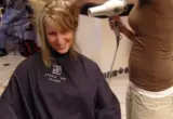 Cabelo sendo seco com secador em um salão de beleza