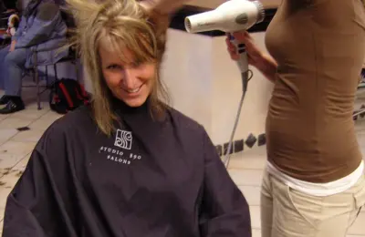 Cabelo sendo seco com secador em um salão de beleza