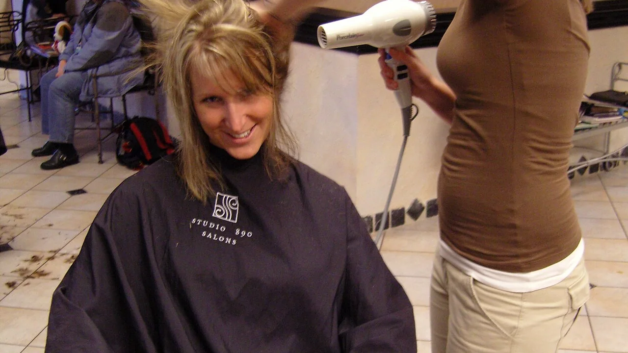 Cabelo sendo seco com secador em um salão de beleza