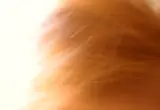 Close de fios de cabelo castanhos iluminados pela luz do sol, imagem ilustrativa sobre exposição aos raios UV.