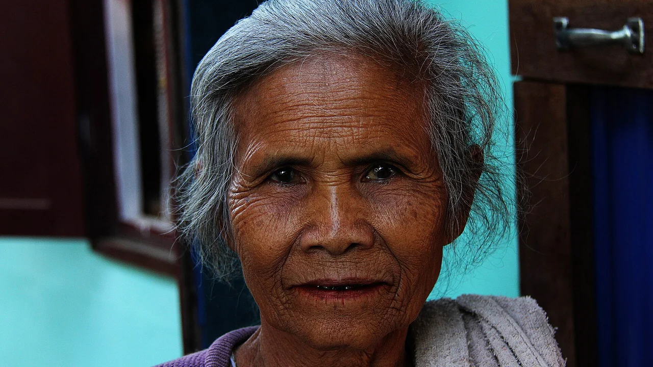 Retrato de uma mulher idosa com cabelos grisalhos penteados para trás