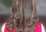 Cabelo longo com ondas e camadas, imagem ilustrativa para explicar a escolha de creme para pentear.
