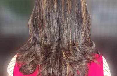 Cabelo longo com ondas e camadas, imagem ilustrativa para explicar a escolha de creme para pentear.