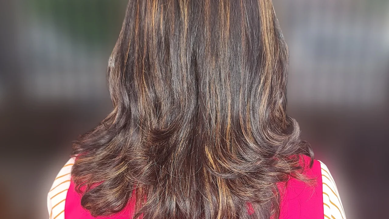 Cabelo longo com ondas e camadas, imagem ilustrativa para explicar a escolha de creme para pentear.