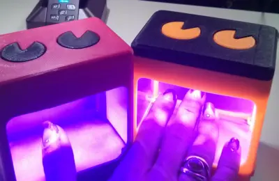 Imagem ilustrativa de cabines UV/LED usadas na cura de produtos para unhas em gel.