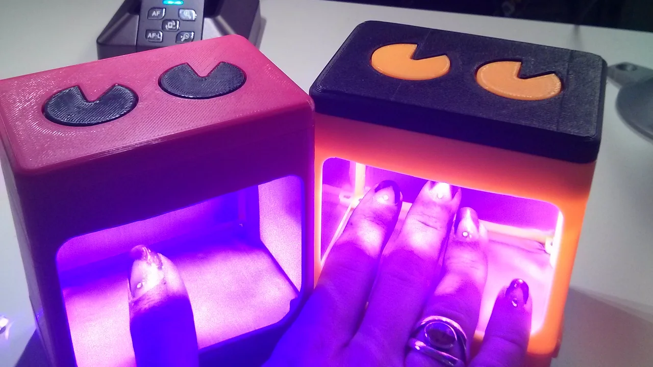 Imagem ilustrativa de cabines UV/LED usadas na cura de produtos para unhas em gel