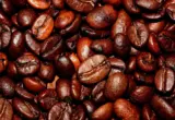 Grãos de café torrados, imagem ilustrativa da origem da cafeína