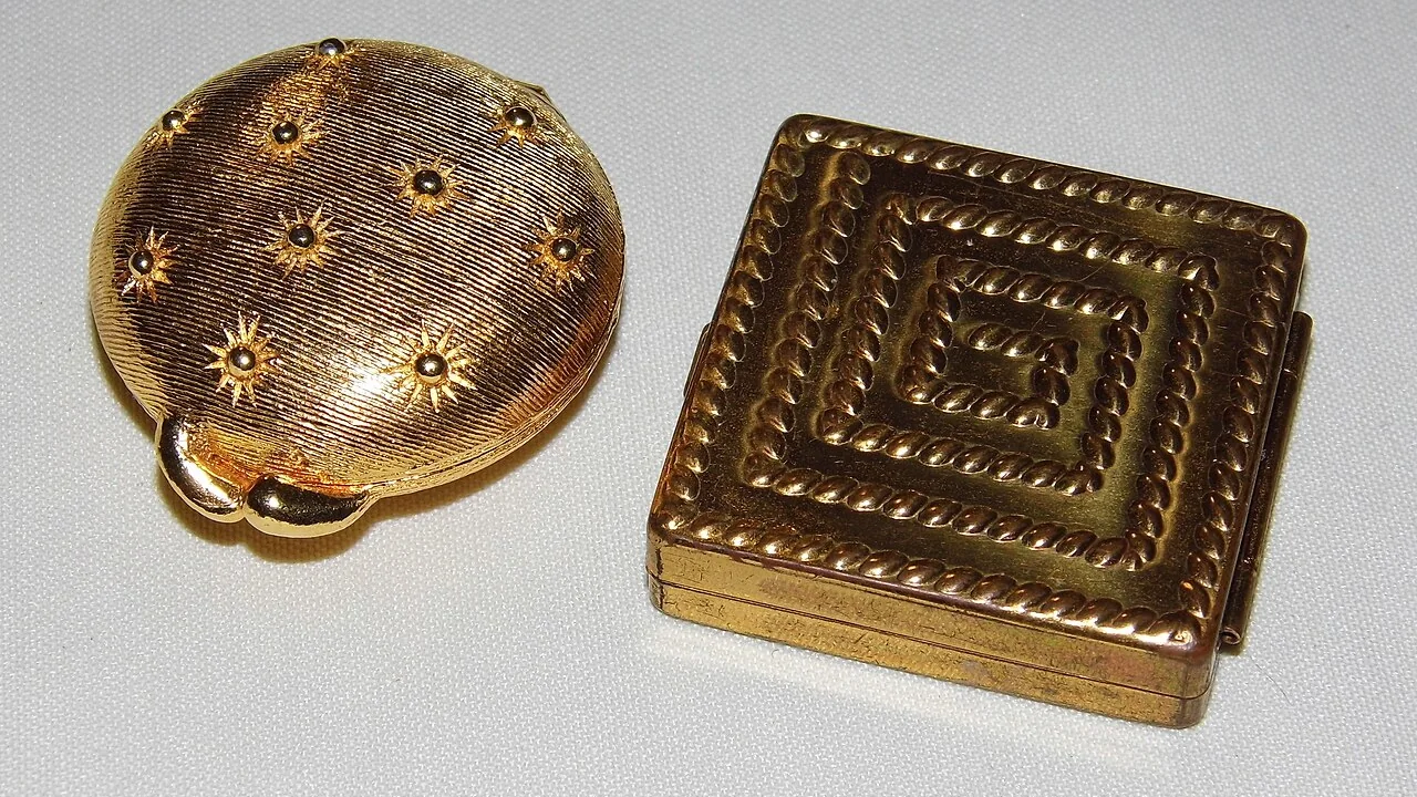 Dois estojos vintage de perfume sólido em formato redondo e quadrado