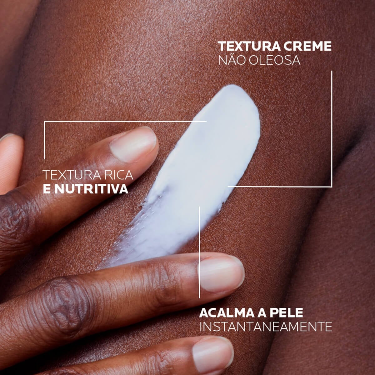 Textura cremosa do La Roche-Posay Cicaplast Baume B5+ espalhada sobre a pele