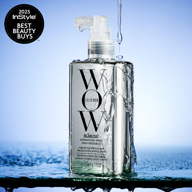 Frasco do Color Wow Dream Coat Supernatural Spray de 200 ml com gotas de água na embalagem.