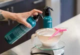 Condicionadores e produtos capilares em bancada de salão