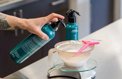 Condicionadores e produtos capilares em bancada de salão