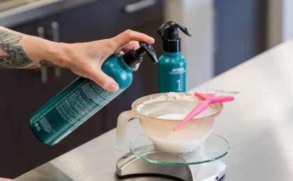 Condicionadores e produtos capilares em bancada de salão