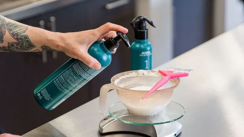 Condicionadores e produtos capilares em bancada de salão