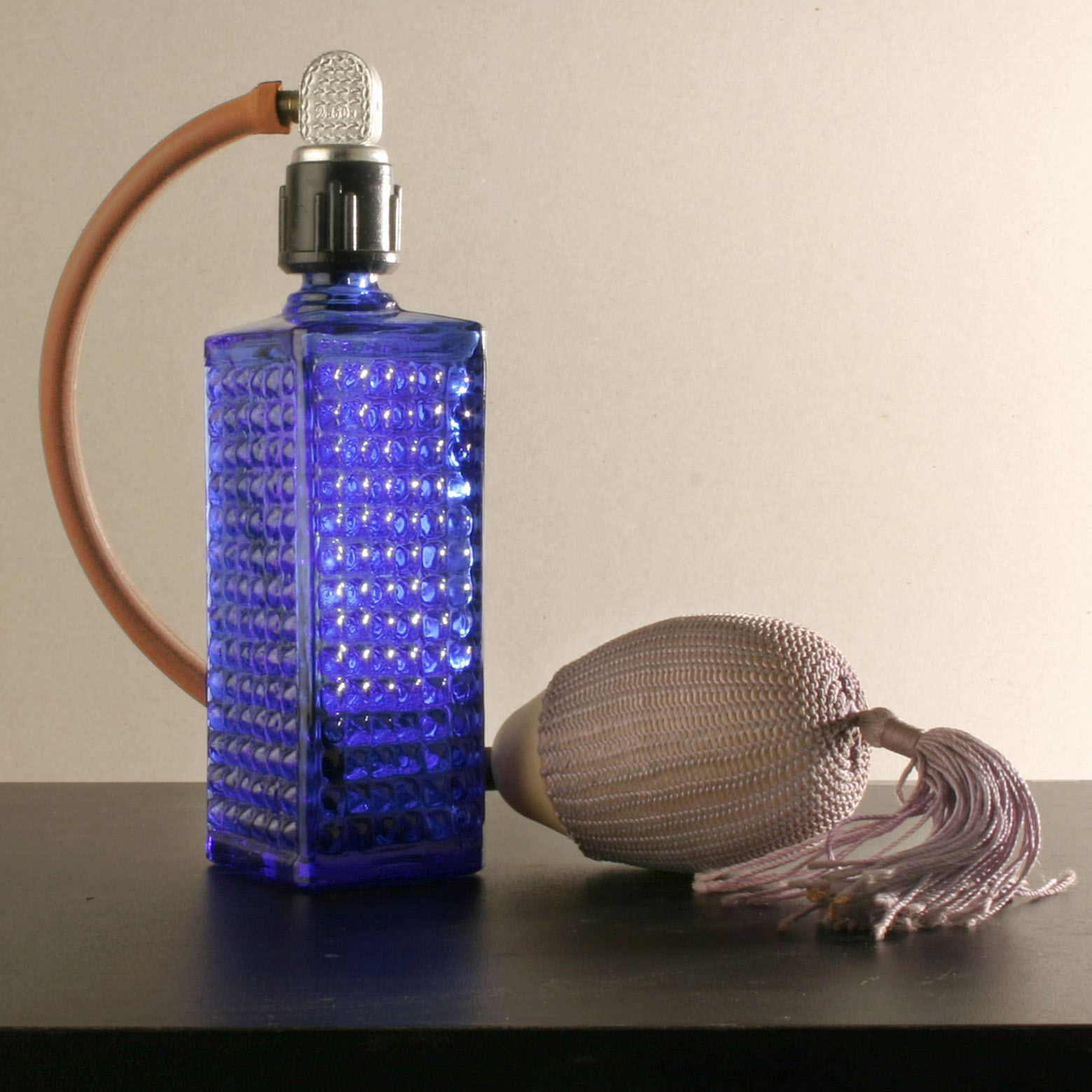 Frasco de perfume azul com borrifador, imagem ilustrativa sobre coleções de fragrâncias
