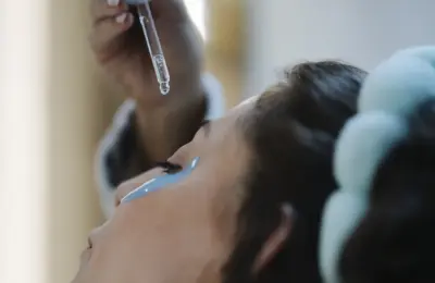 Aplicação ilustrativa de sérum facial com conta-gotas