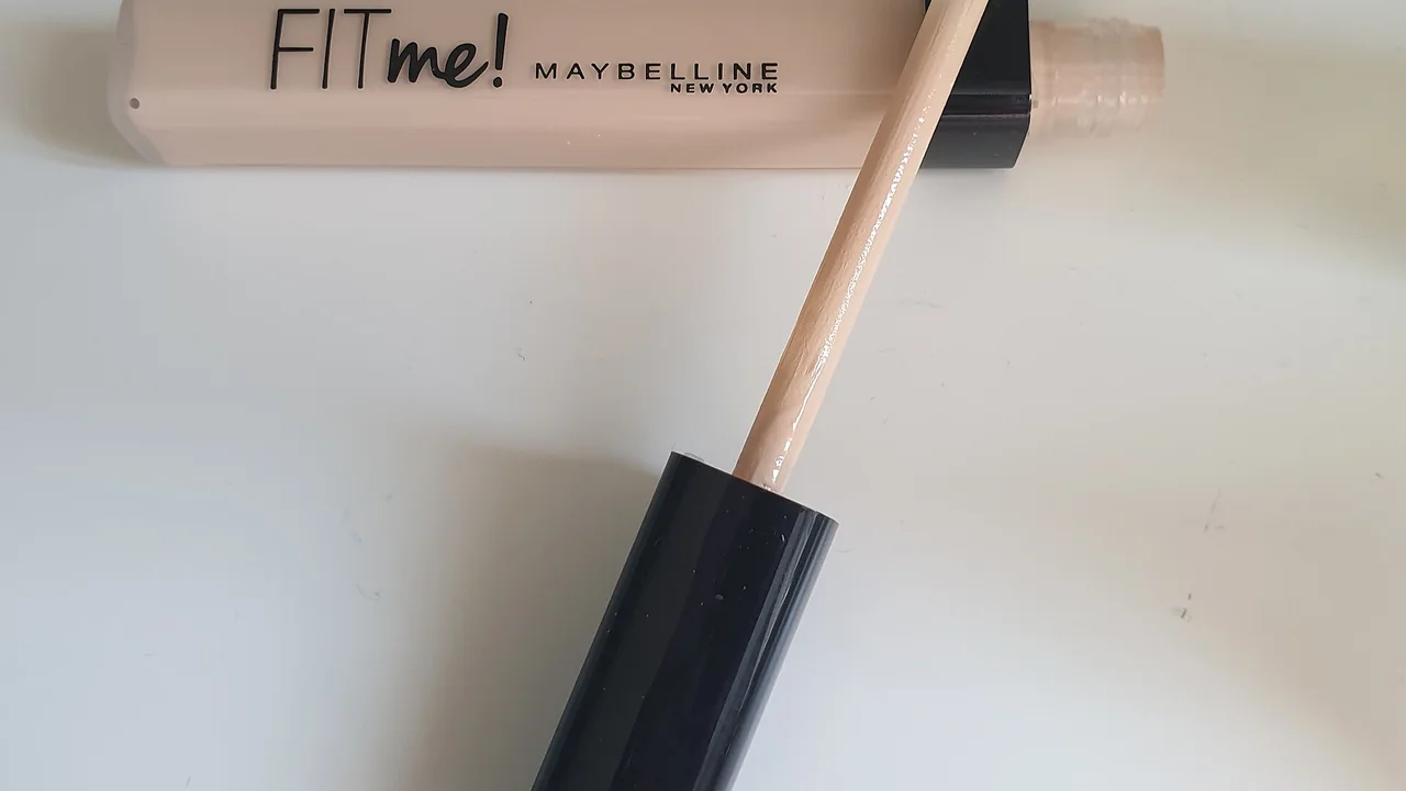 Corretivo Fit Me da Maybelline com aplicador, imagem ilustrativa do produto