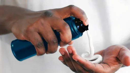 Pessoa testa a dispensação de produto cosmético em espuma; imagem ilustrativa de uso.