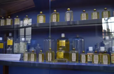 Frascos de cosméticos em vitrine histórica, imagem ilustrativa de formatos de embalagem