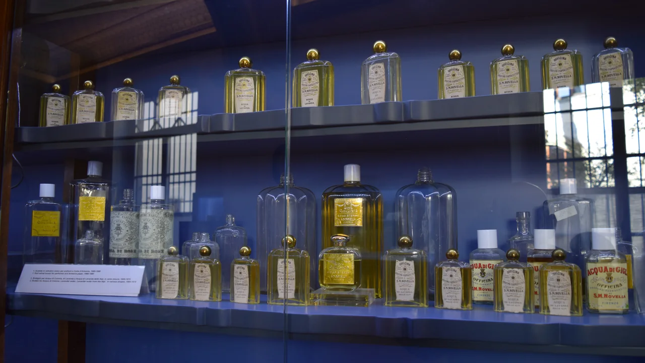 Frascos de cosméticos em vitrine histórica, imagem ilustrativa de formatos de embalagem