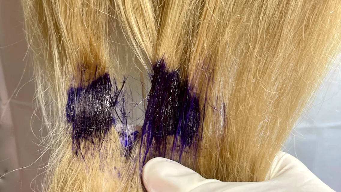 Aplicação de coloração roxa em mechas de cabelo, imagem ilustrativa