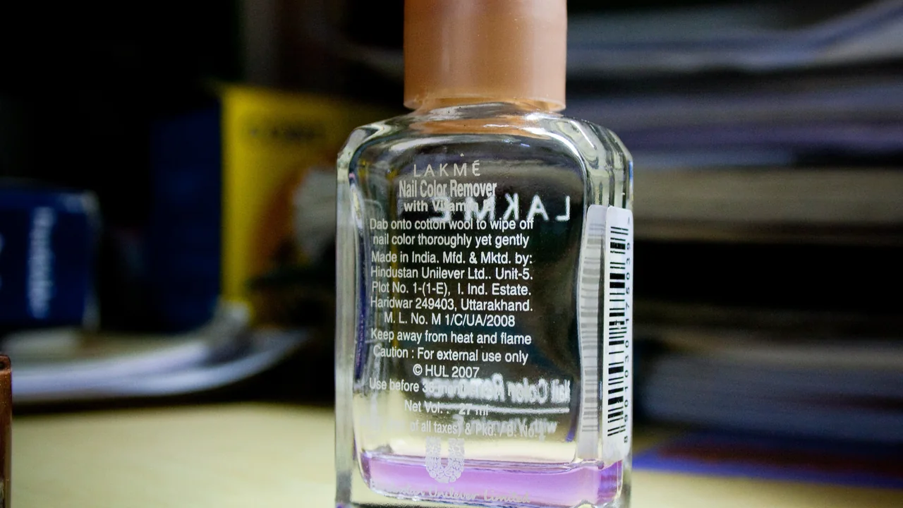 Frasco de removedor de esmalte em cena ilustrativa