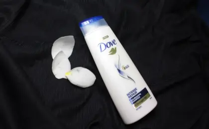 Frasco de shampoo Dove fotografado sobre tecido escuro