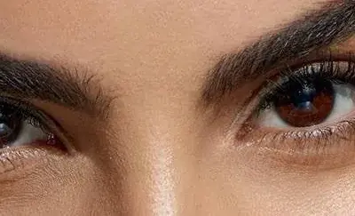 Close de olhos e sobrancelhas bem definidas, imagem ilustrativa para guia de produtos de sobrancelhas.