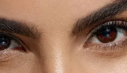 Close de olhos e sobrancelhas bem definidas, imagem ilustrativa para guia de produtos de sobrancelhas.