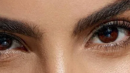 Close de olhos e sobrancelhas bem definidas, imagem ilustrativa para guia de produtos de sobrancelhas.