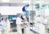 Laboratório de fabricação de cosméticos com profissionais usando equipamentos de proteção.
